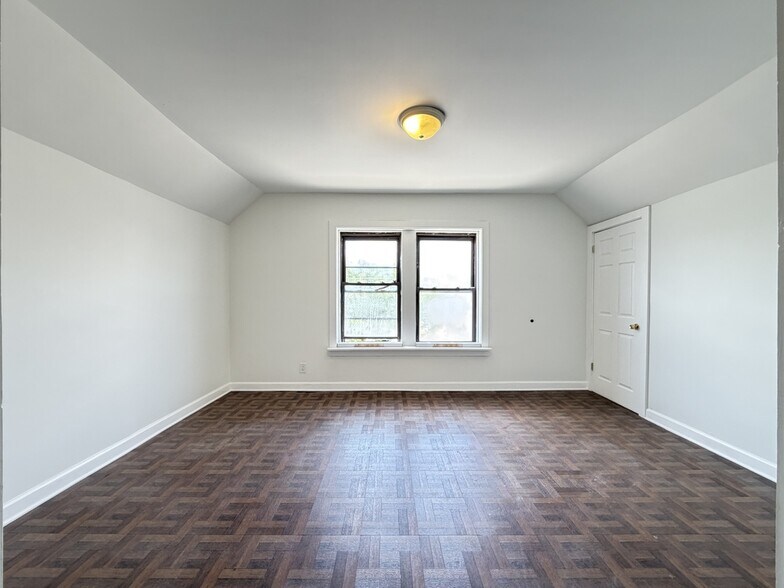Building Photo - 1609 N McVicker Ave