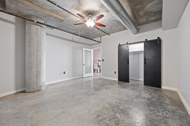 Building Photo - 2000 Bagby St