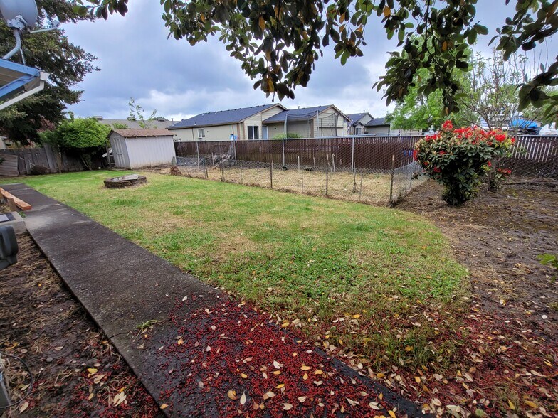 apt a private yard - 1045 S Jasper St