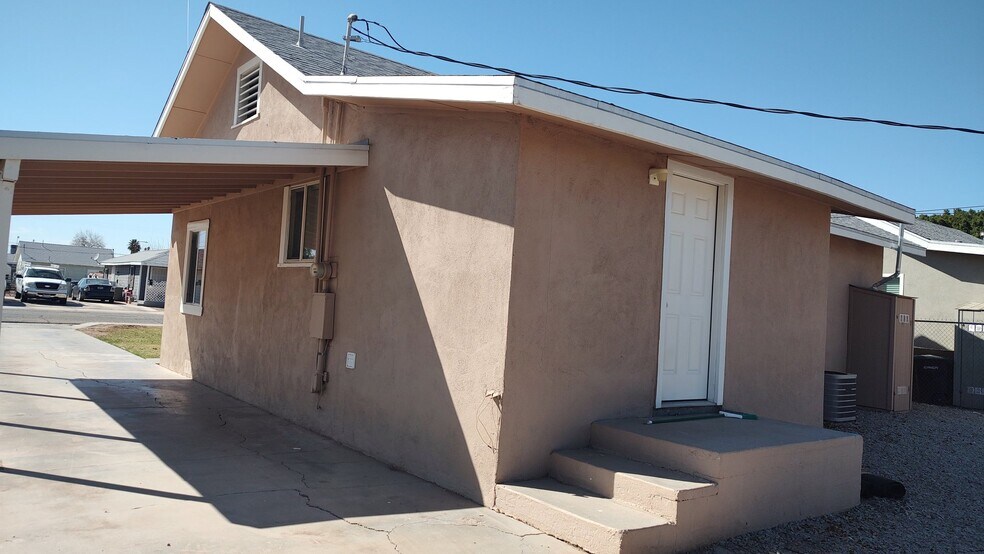 Building Photo - 592 N Eucalyptus Ave