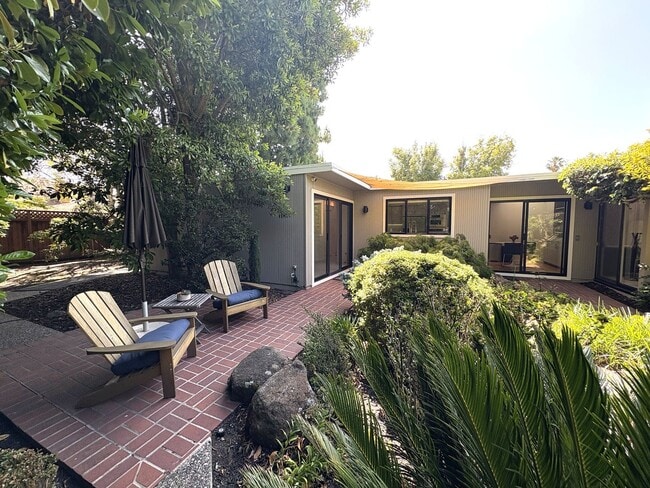 Building Photo - Eichler-Style Gem in Desirable Triple El N...