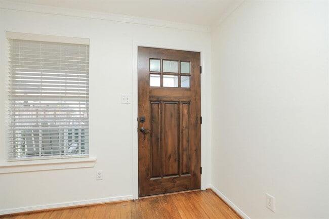 Building Photo - 905 Kern St