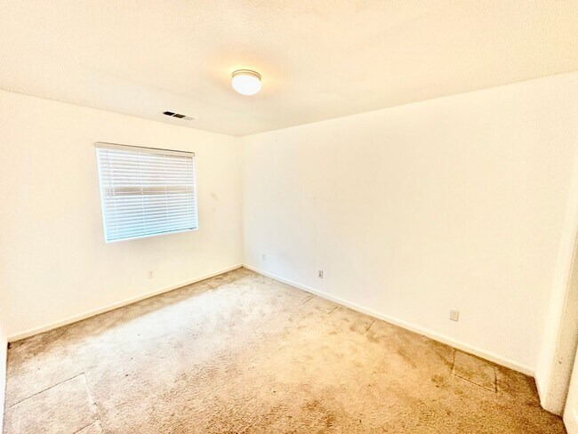 Building Photo - Spacious South Fresno 4/2