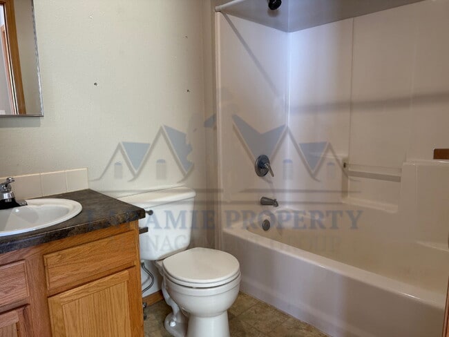 Building Photo - 3 Bed 2 Bath Condo