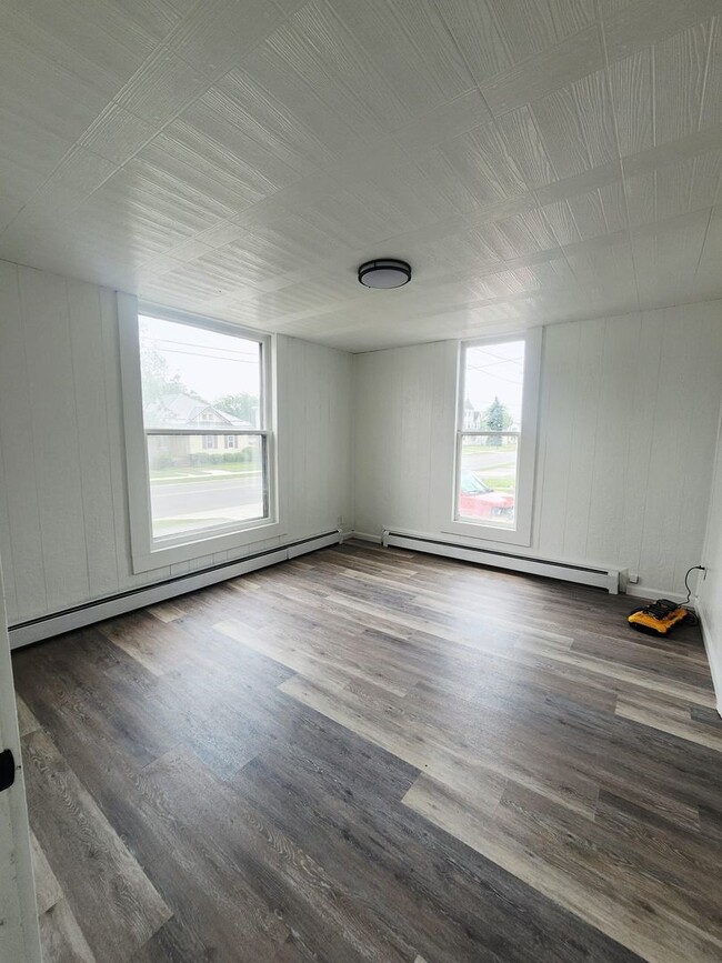 Building Photo - Fully Remodeled 5BR Home with 3-Car Garage...