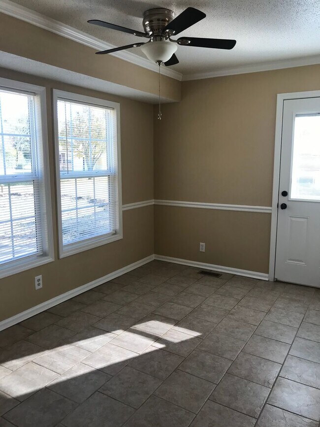 Building Photo - 3 Bedroom Home with Bonus Room For Rent!