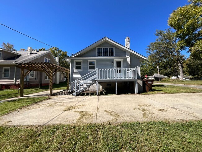 Building Photo - Charming 3 bedroom/1.5 bathroom REMODELED home close to High Point University