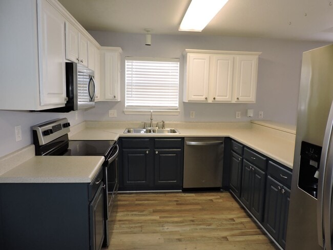 Building Photo - Easy access to Whiting Field & Pensacola!
