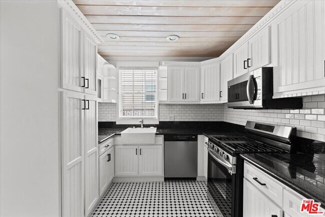 Building Photo - 1018 Havenhurst Dr