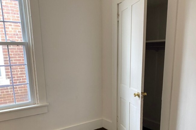 Building Photo - 415 N 11th St