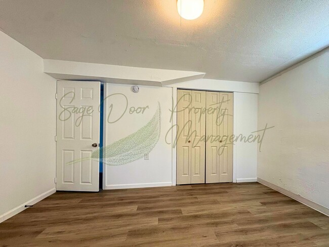 Building Photo - BEAUTIFULLY UPDATED 5 BED/ 3 BATH HOME WITH OVERSIZED GARAGE