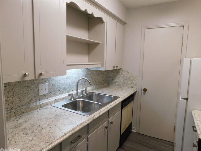 Building Photo - 515 Brookside Dr