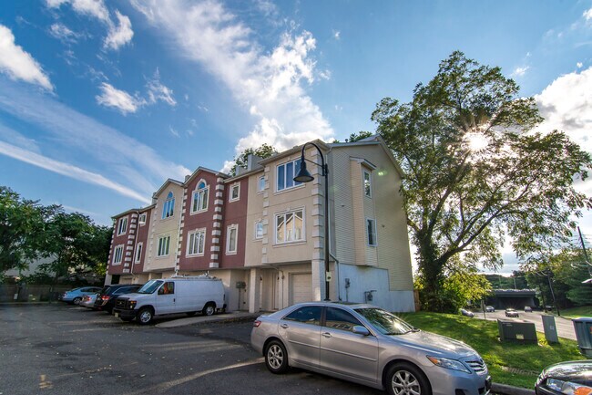 Building Photo - 512 Union Ave