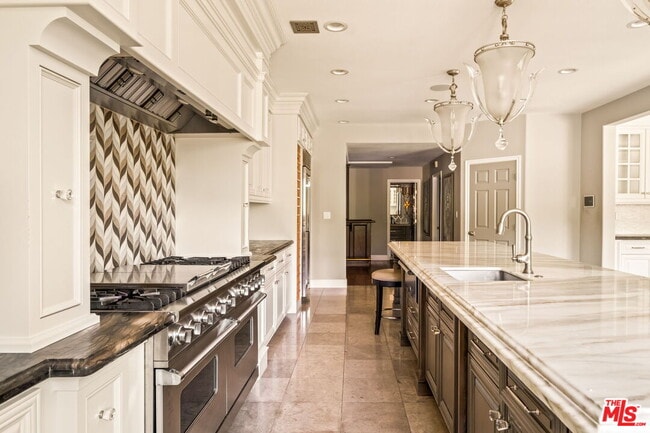 Building Photo - 1047 E Pomello Dr