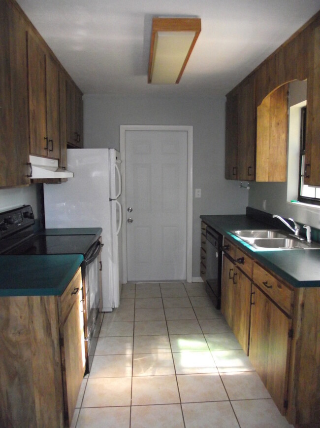 Building Photo - 3/2 house in convenient NW location!