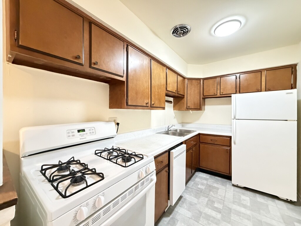 Building Photo - 675 W Wrightwood Ave