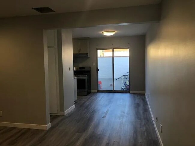 Building Photo - "Charming Burbank 2-Bed, 2-Bath Oasis on North Hollywood Way!"