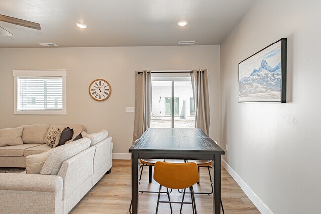 Building Photo - 380 S 3rd W