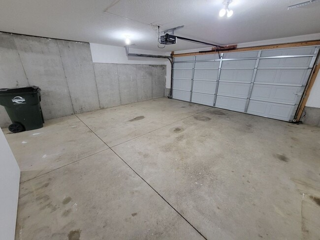 Building Photo - 30 Leah Ct 4BR/2.5BA (Hamilton)