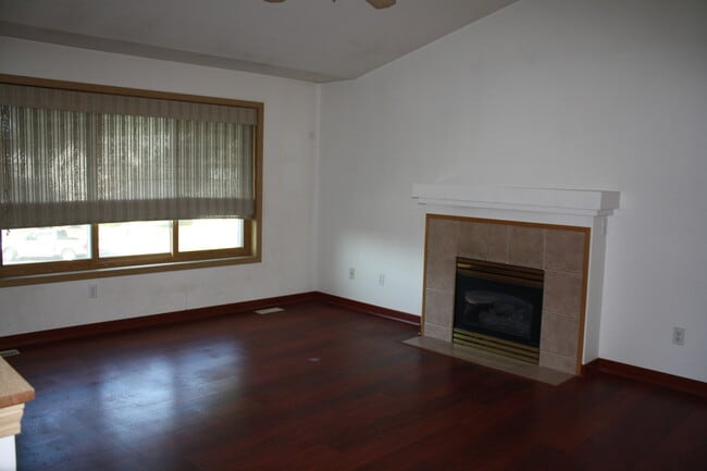 Building Photo - Spacious Split Entry