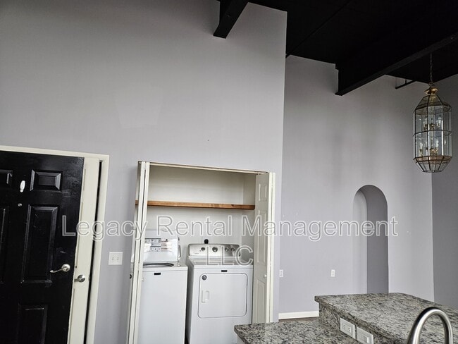 Building Photo - 324 Allen St