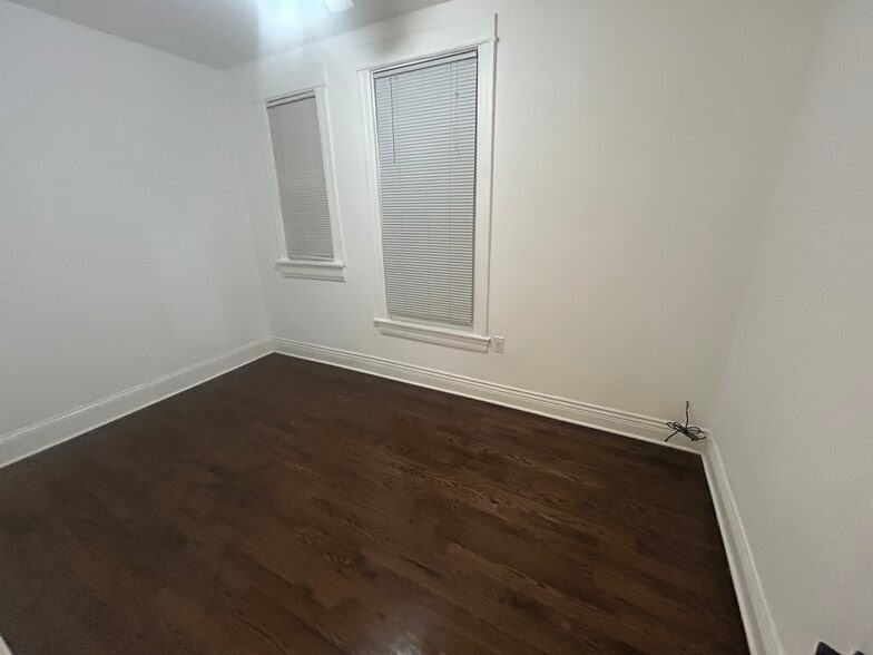 Building Photo - 5653 W Montrose Ave