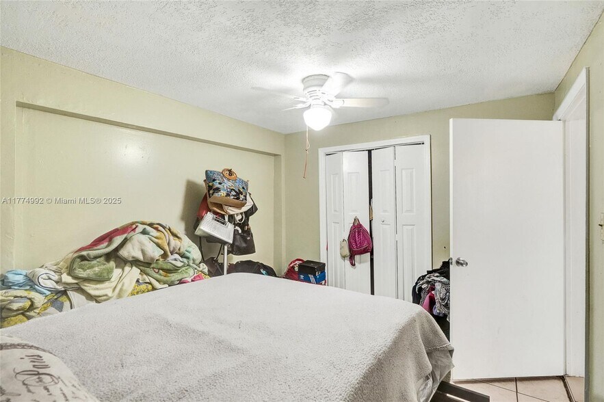 Building Photo - 450 NE 158th St