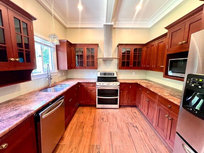 Building Photo - Cranberry - 6 bedroom 4 bathroom - Stunnin...