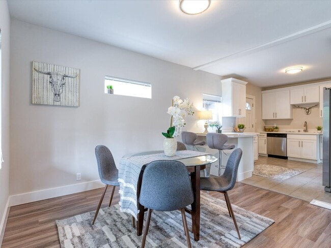 Building Photo - Beautifully remodeled corner lot Roosevelt Home