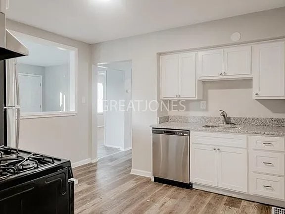 Building Photo - 10900 Pear Tree Ln