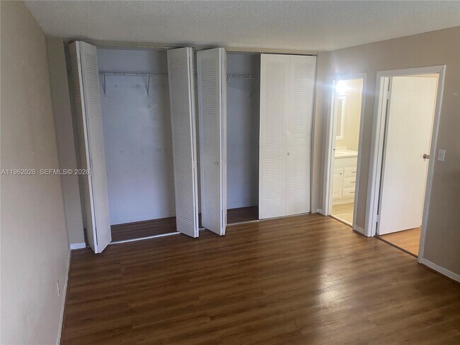 Building Photo - 335 W Laurel Dr