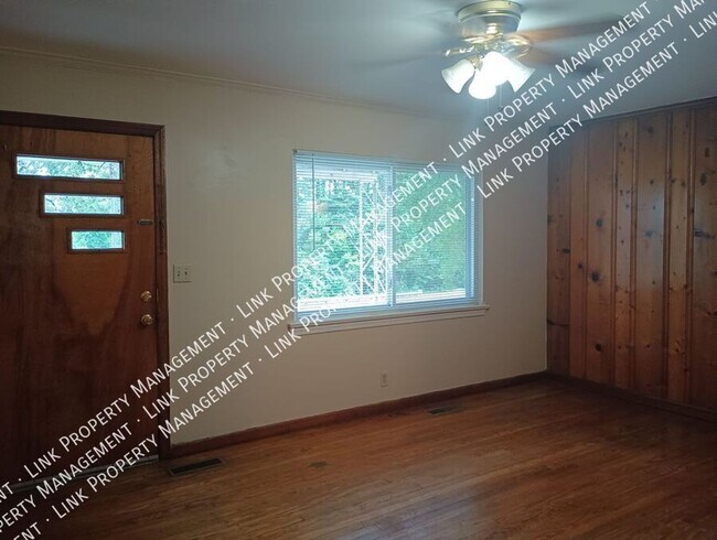 Building Photo - Don't Miss this Charming 2 bedroom with Ga...
