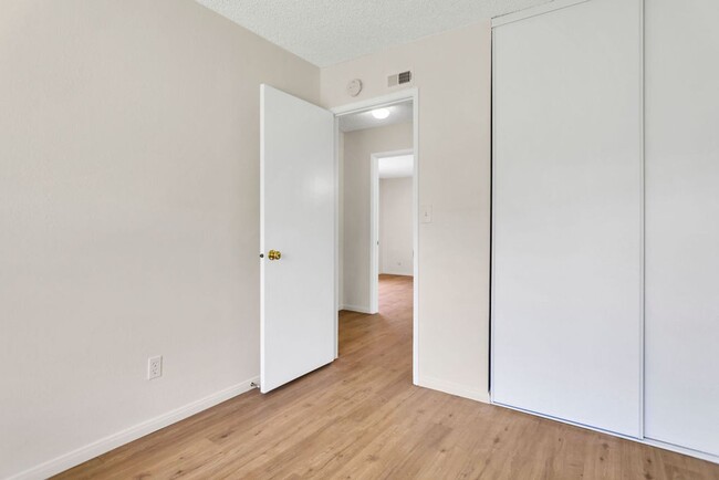 Building Photo - Great single level home in Mira Mesa.  Ava...