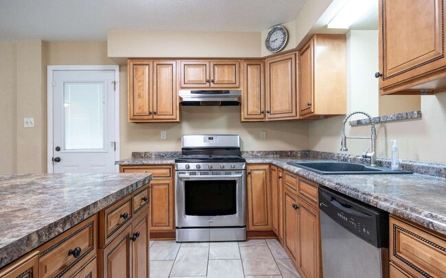 Building Photo - 1155 SE Magnolia Loop
