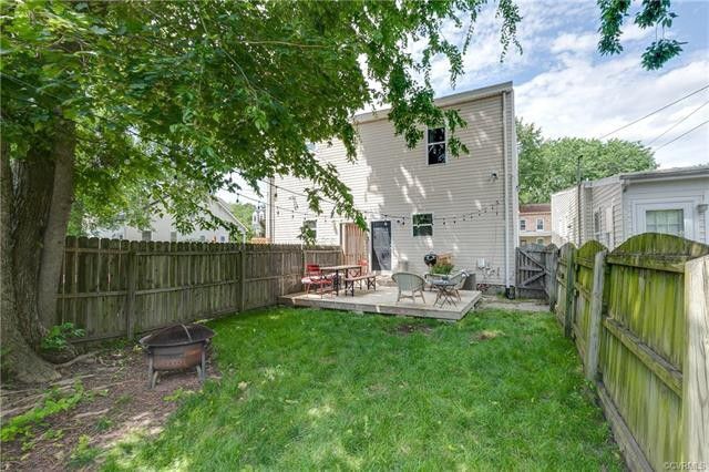 Fenced back yard and deck - 3033 Grayland Ave