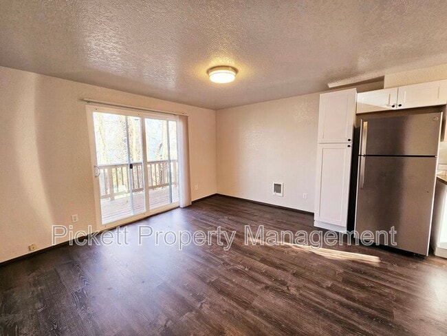 Building Photo - 4619 Beach Dr E