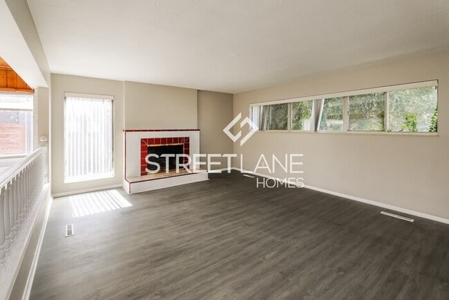 Building Photo - NOW OFFERING FIRST FULL MONTH FREE!!