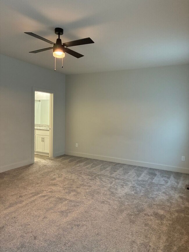Building Photo - **LESS THAN 10 miles to Fort Knox**