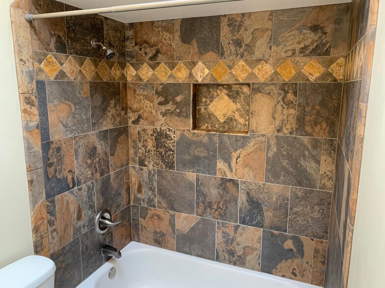 Hall Shower - 607 N De Medici Pl