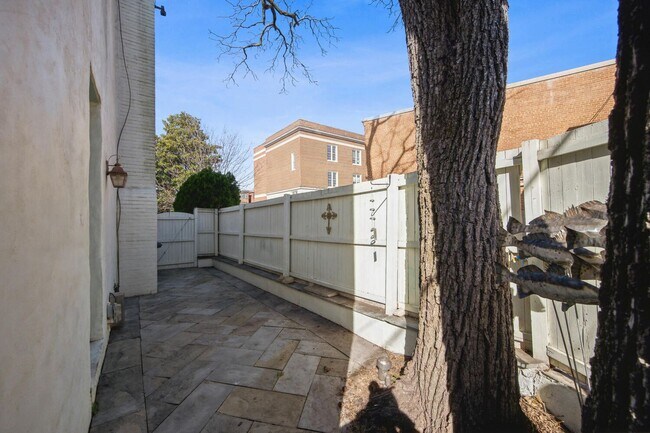 Building Photo - End of Row Georgetown Rowhome!