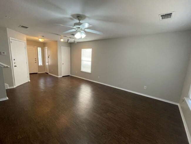 Building Photo - Spacious 3 Bedroom 2 Bath