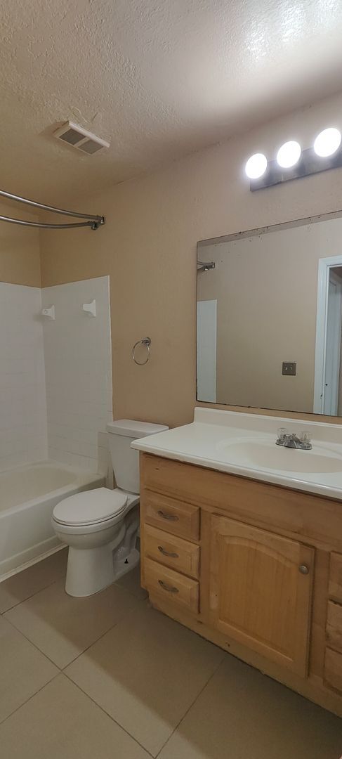 Building Photo - 2550 N Alafaya Trail