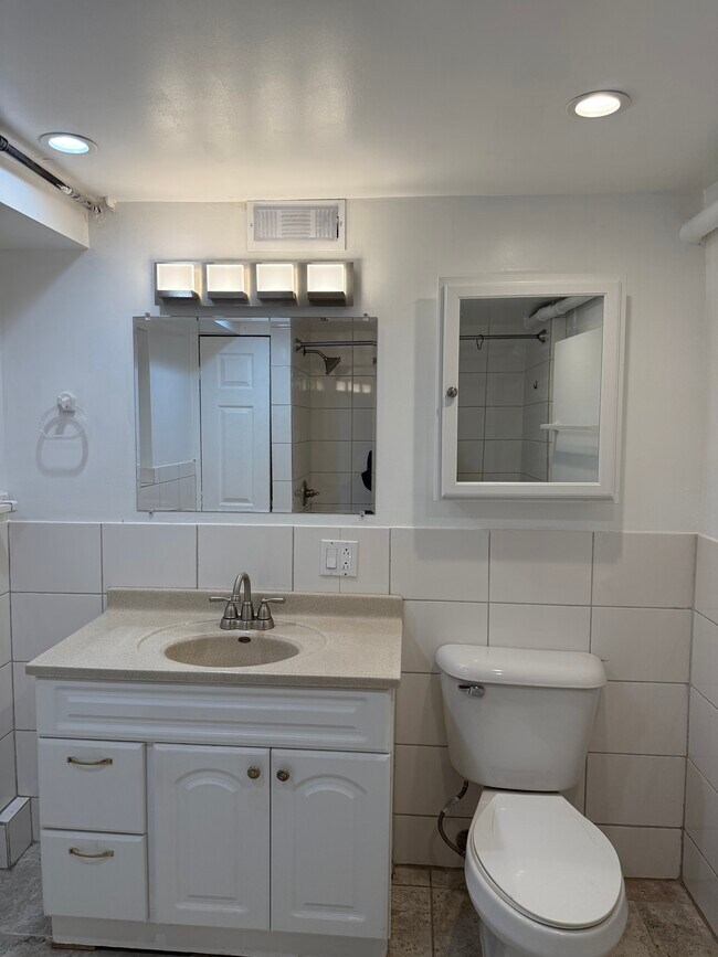 Building Photo - 4143 W Roscoe St