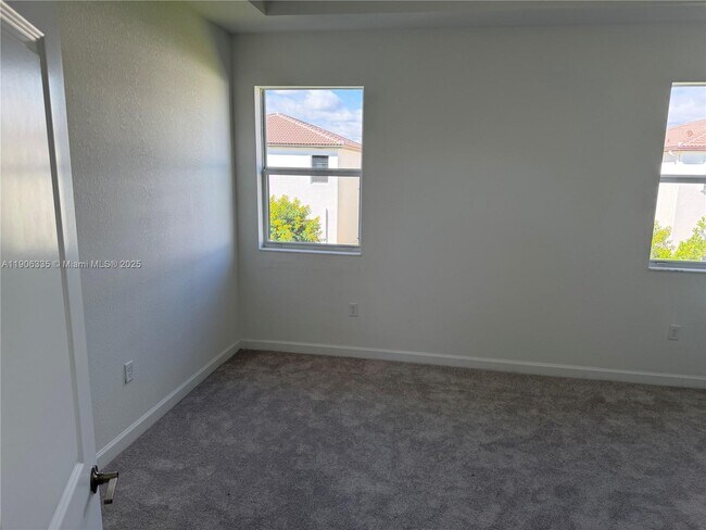 Building Photo - 2426 SE 26th Ln