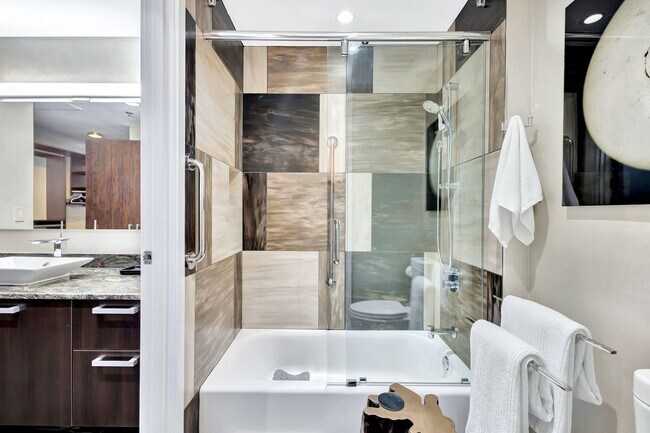 Building Photo - Fully Furnished 15th Floor Condo At Icon I...