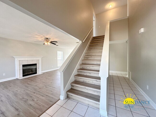 Building Photo - Stunning 4 Bedroom Mary Esther Home, minut...
