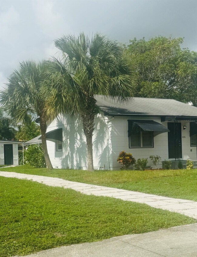 Building Photo - 626 37th St