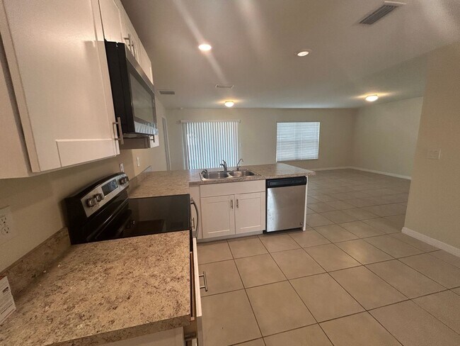 Building Photo - 3927 NE 23rd Pl