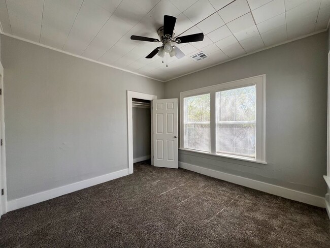 Building Photo - Charming 3BR/1BA Home with Detached Garage