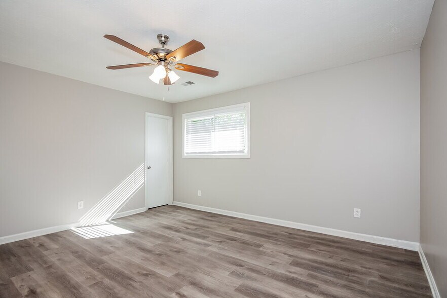 Building Photo - 9453 Forest Knoll Dr